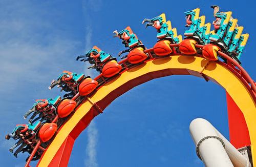 Montaña rusa en parque temático